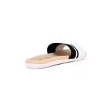 Sandalias tipo chinela de mujer, color negro y blanco, con tira ancha que presenta dos franjas blancas sobre fondo negro. La plantilla es de color beige claro con textura acanalada y el logo de Beira Rio Comfort.