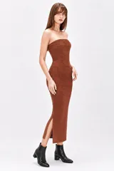 Vestido largo negro de poliéster, con diseño strapless y corte ajustado al cuerpo de textura acanalada.