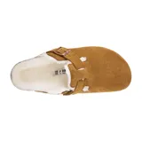 Zueco Boston de cuero color marrón con interior de piel de oveja y hebilla lateral ajustable.