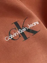 Pantalón de chándal color marrón, de corte regular, con cintura elástica con cordón, puños de canalé, bolsillos laterales y bolsillo trasero.