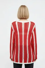 Sweater de algodón de punto con diseño a rayas verticales en color rojo y blanco, cuello redondo y mangas largas.