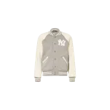 Campera estilo universitario de Polo Ralph Lauren, modelo college, en combinación de gris melange y crema. Presenta mangas largas de color crema, cuerpo gris con cierre frontal de botones, bolsillos ribeteados y el logo de los New York Yankees bordado en el pecho. Cuenta con puños, cuello y dobladillo tejidos a rayas.