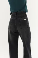 Jean wide leg azul con bolsillos plaqué en el delantero y bajo descosido.