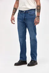 Jean de corte recto clásico con cadera levemente holgada, confeccionado en denim azul con lavado medio.