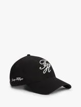 Gorra de béisbol negra de seis paneles con ojales de ventilación y botón superior. Presenta bordados en hilo blanco con fuente Script: las iniciales "TH" en la parte delantera y el nombre de la marca en el lateral.