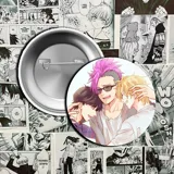 Pin metálico con la imagen de Ash Lynx, personaje del anime Banana Fish, sobre un fondo amarillo.