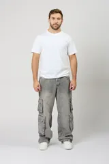 Pantalón cargo baggy de denim en color gris claro, con múltiples bolsillos laterales en las piernas y corte holgado.