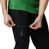 Pantalón de senderismo Columbia para hombre, color negro, con tejido elástico en cuatro direcciones y tecnología repelente al agua. Presenta corte recto, cinturón integrado, bolsillos laterales con cierre y un bolsillo cargo de seguridad con cremallera.