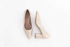 Zapato de tacón color borgoña charolado, con punta fina y taco cuadrado. Fabricado 100% en cuero.