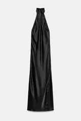 Vestido largo de satén negro con cuello halter subido y espalda descubierta. Presenta un diseño fluido con bajo en línea evasé.