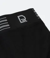 Calzoncillo bóxer gris de poliamida con cintura elástica a rayas y logo de la marca en el centro.