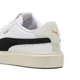 Championes Puma Lajla T-toe para mujer, color blanco con detalles en negro.