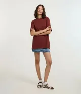 Remera de algodón color marrón óxido, de corte oversized, cuello redondo y manga corta.