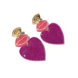 Par de aros colgantes con forma de corazón color fucsia con glitter, con detalle de labios rosados y aplique dorado en la parte superior.