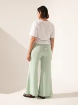 Pantalón de pata ancha color verde agua, con elástico en la cintura y cinta hilera a tono.
