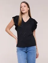 Blusa blanca de tejido calado estilo broderie con escote en V y mangas cortas tipo mariposa.