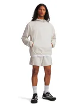 Short deportivo Under Armour de corte clásico, confeccionado en tejido ligero de secado rápido. Presenta cintura elástica con cordón ajustable, bolsillos laterales y bajo con abertura lateral. Incluye logo de la marca en la pierna derecha.