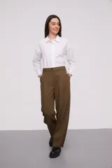 Pantalón de vestir verde oliva, de corte holgado, con pinzas y bolsillos laterales.