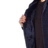Campera con capucha de sherpa azul marino, cierre frontal con cremallera, bolsillos laterales y etiqueta de cuero con logo de la marca en el pecho.