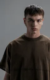 Remera de manga corta con calce extra oversize, confeccionada en jersey 24/1 americano con efecto teñido o lavado que simula óxido o desgaste. Presenta un recorte horizontal en el torso delantero y trasero.