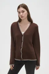 Cardigan de viscosa color marrón, con cuello en V, cierre frontal con botones y detalle de costura decorativa en contraste a lo largo de los bordes.