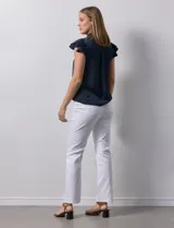 Camisa azul marino de satén, marca Alex & Lili. Cuello con solapa y escote en V. Apertura central con botones y sisas con volados.