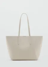 Bolso tipo shopper de gran tamaño con efecto de piel abatanada. Cuenta con doble asa de hombro y cierre de gancho.