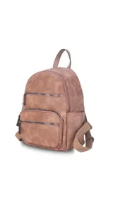 Mochila color marrón claro de símil cuero con bolsillos frontales con cierre. Tiene asa de mano rígida y correas regulables.