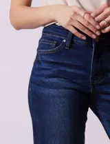 Jean azul oscuro de tiro medio, pierna recta y terminación crop. Pretina con pasadores, botón y cierre. Delantera y trasera con bolsillos.