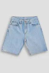 Bermuda de jean celeste, corte recto, largo hasta la rodilla, con costuras contrastadas, parche trasero de ecocuero con logo y confeccionada en Uruguay.