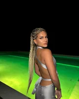 Vestido largo color gris con espalda descubierta y tiras finas que recorren el torso.