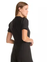 Enterito largo negro de seda fría, marca Sharagano. Presenta cuello a la base con frunces y escote en V con botones metálicos. La parte delantera tiene un detalle plisado vertical. Mangas cortas con terminación fruncida. Incluye un lazo de ajuste en la cintura y pantalón de pierna ancha y largo total. La espalda cuenta con cierre oculto.