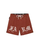 Short de baño color terracota con estampado tipográfico en color blanco en la parte inferior. Cuenta con cintura elástica con cordón ajustable blanco y bolsillos laterales.