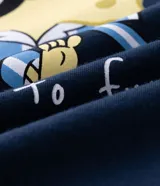 Pijama corto masculino de algodón, compuesto por una remera azul marino con estampado de Bob Esponja y un short a rayas blancas y grises con cintura elástica.