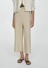 Pantalon wideleg de tiro alto, confeccionado en tejido mezcla de lino y viscosa. Presenta diseño crop, cintura con elástico y bolsillos laterales.