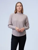 Buzo color beige de tejido acanalado, con cuello alto y mangas largas tipo dolman.