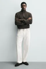 Mocasín casual de hombre con parte superior de piel con acabado serraje, diseño de corte liso con detalle de bordón, horma redonda y suela a tono.
