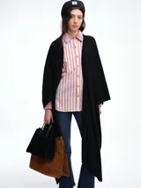 Poncho abierto de diseño fluido y holgado, confeccionado en una mezcla suave con cashmere, con mangas amplias y caída ligera.