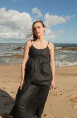 Vestido largo tipo solera de corte clásico, con escote redondo y breteles finos. Presenta un corte bajo el busto con falda amplia y fluida.