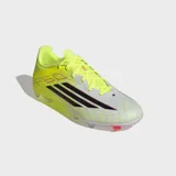 Championes de fútbol Adidas F50 League, diseñados para velocidad y precisión. Presentan una parte superior Fiberskin con textura 3D para un mejor control del balón, construcción Tunnel Tongue para un ajuste seguro y suela Sprintplate 360 con tacos planos y semicónicos para tracción en múltiples terrenos. Combinan un tono amarillo neón con detalles en blanco y las icónicas tres tiras de la marca en negro con bordes rojos.