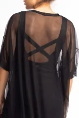 Remerón de tul con estampado tie-dye en tonos fucsia, violeta y negro.