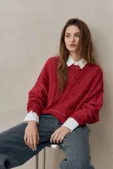 Sweater de tejido tramado color azul con cuello redondo, mangas largas de hombro caído y terminaciones de rib.