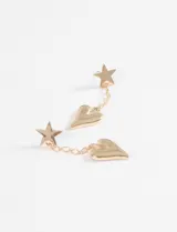 Aros colgantes plateados con diseño de estrella en el stud y dije de corazón unido por una cadena fina.