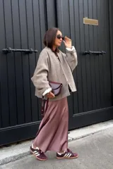 Pollera midi de seda color rosa, con cintura elástica.