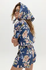 Short de cintura alta confeccionado en lino azul con estampado floreado, con diseño holgado y bolsillos laterales.