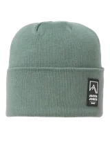 Gorro de punto color verde oliva, con diseño de tejido acanalado y parche rectangular con logo en el frente.
