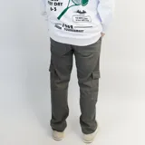 Pantalón jean cargo recto color gris con bolsillos frontales y laterales.