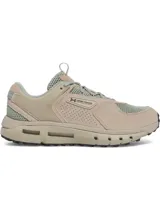 Championes Under Armour modelo Summit Trek Suede, con diseño inspirado en los años 90. Presentan una parte superior de malla ligera en color verde oliva con superposiciones de gamuza en tono beige, mediasuela de amortiguación de doble densidad y suela de goma con tacos para mayor tracción.