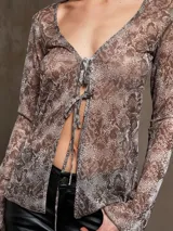 Blusa de mangas largas con estampado de piel de serpiente, escote en V y cierre frontal con lazos.