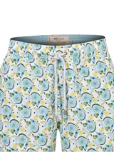 Short de baño blanco con estampado de flores y limones en tonos celeste, amarillo y verde. Cuenta con cintura elástica, cordón ajustable, bolsillos delanteros y traseros.